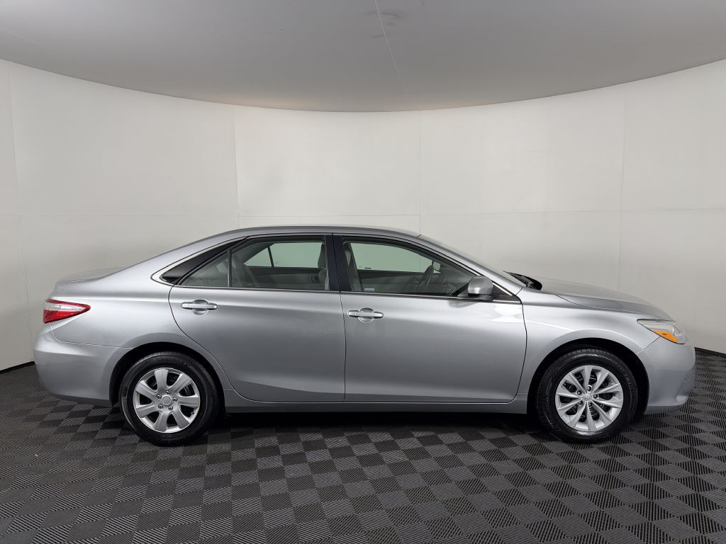 2017 Toyota Camry Image 5