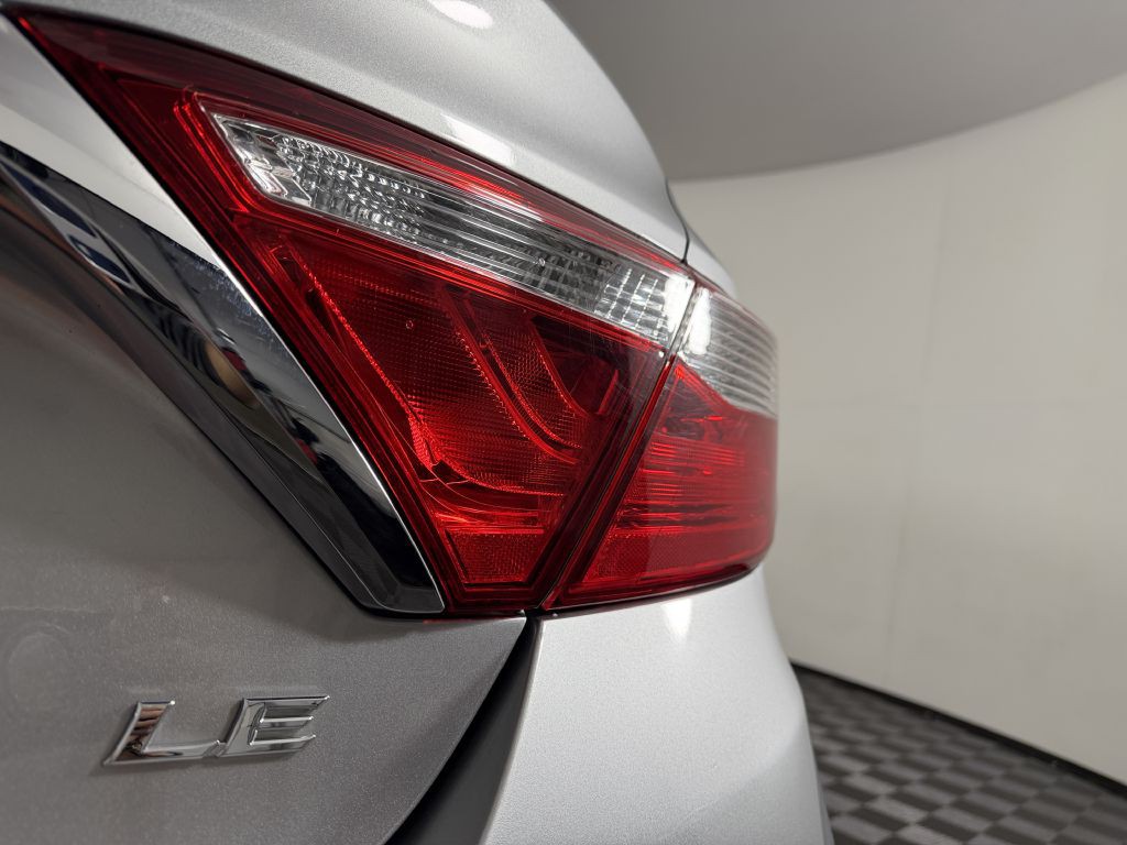 2017 Toyota Camry Image 12
