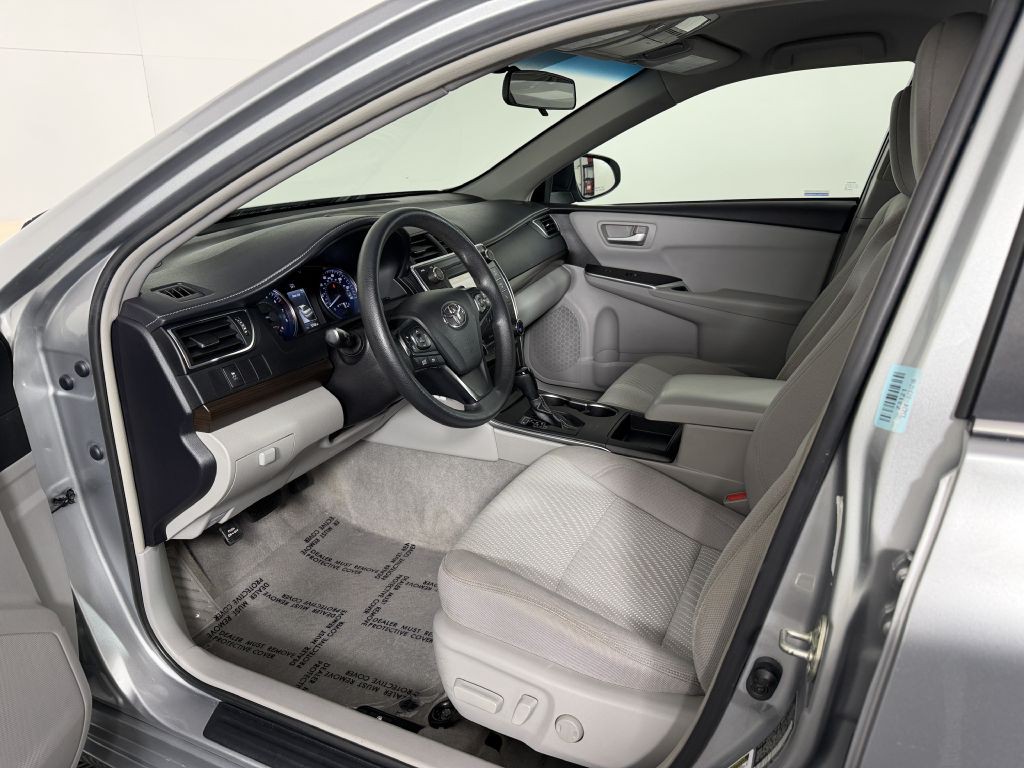 2017 Toyota Camry Image 16