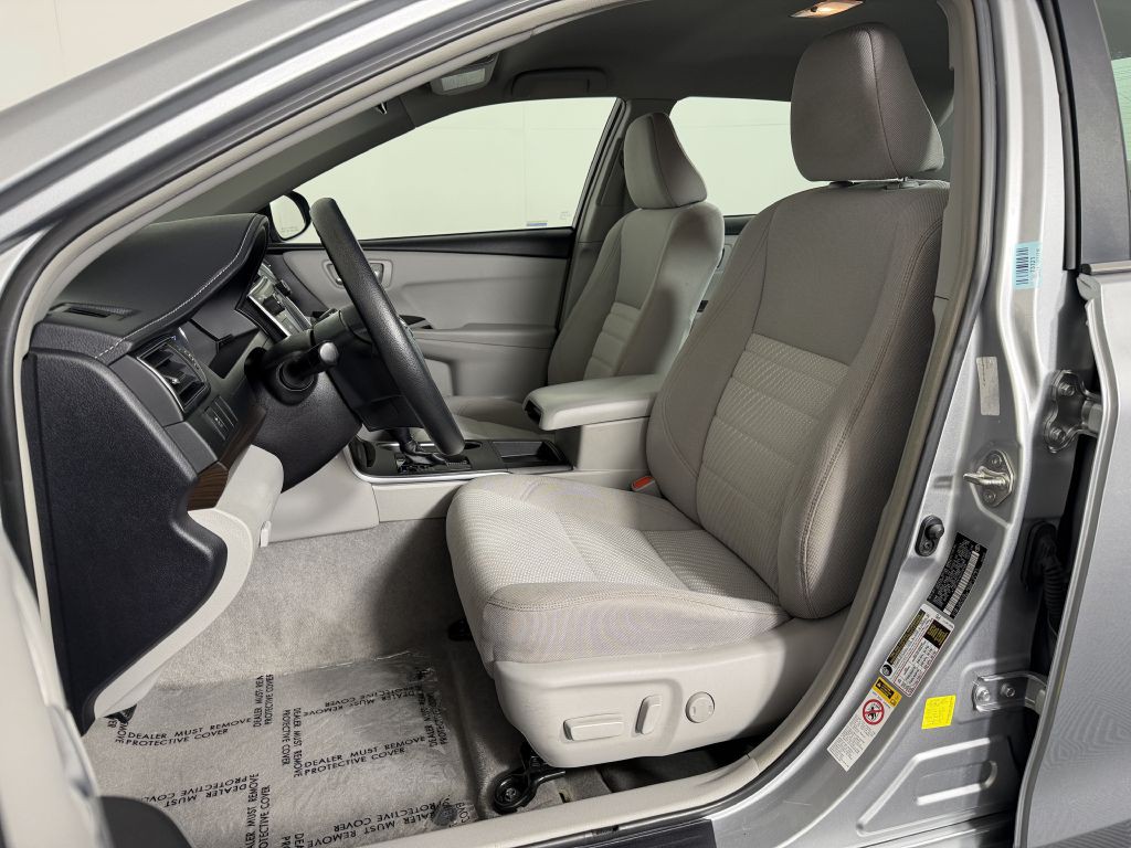 2017 Toyota Camry Image 17