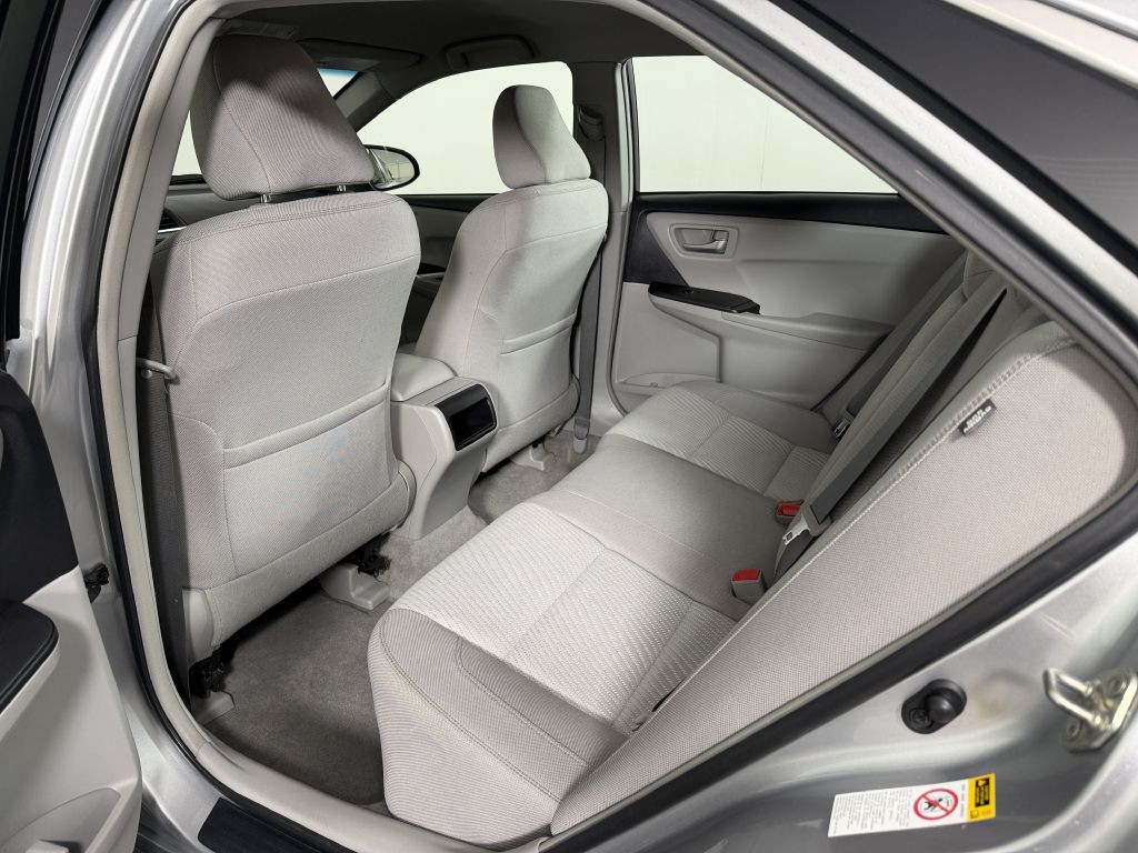 2017 Toyota Camry Image 18