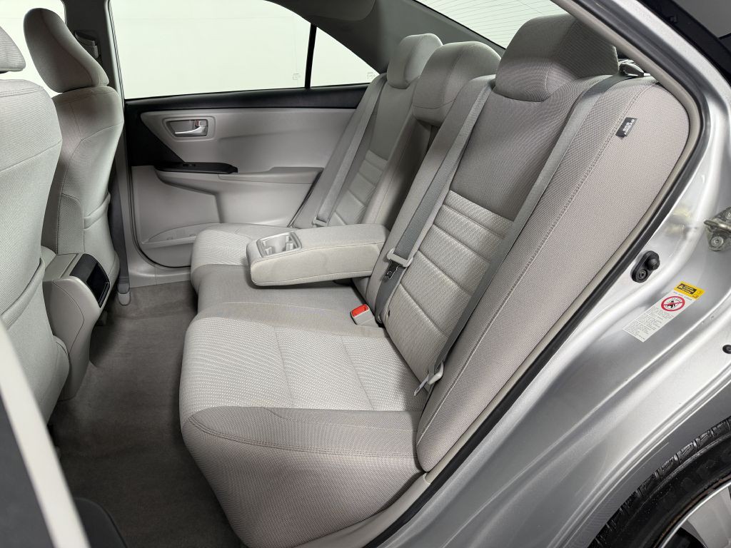 2017 Toyota Camry Image 19