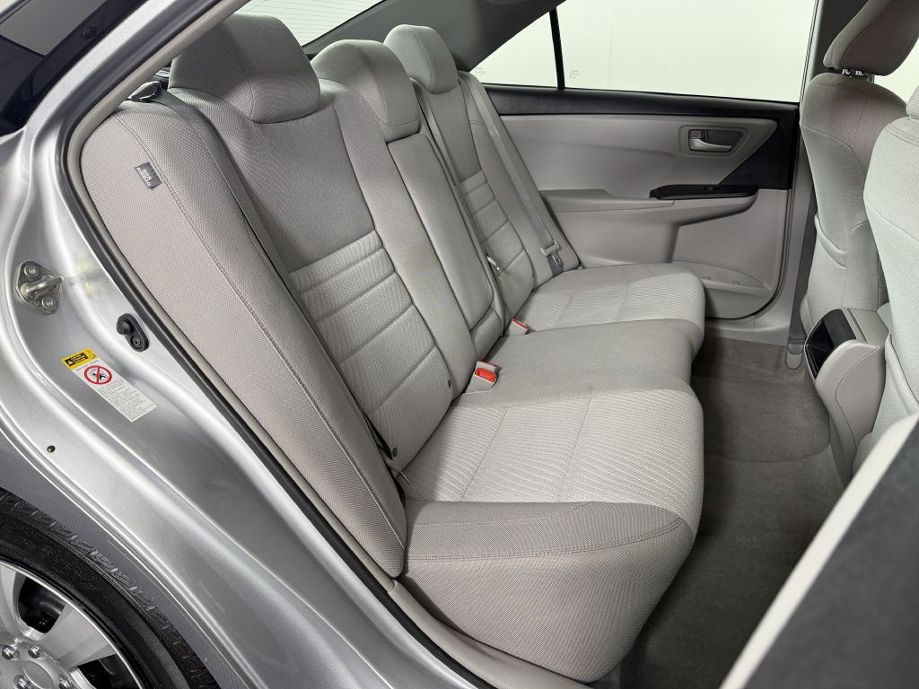 2017 Toyota Camry Image 21