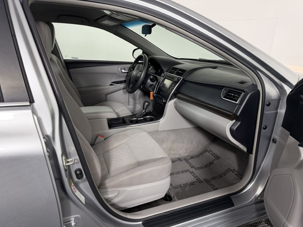 2017 Toyota Camry Image 22