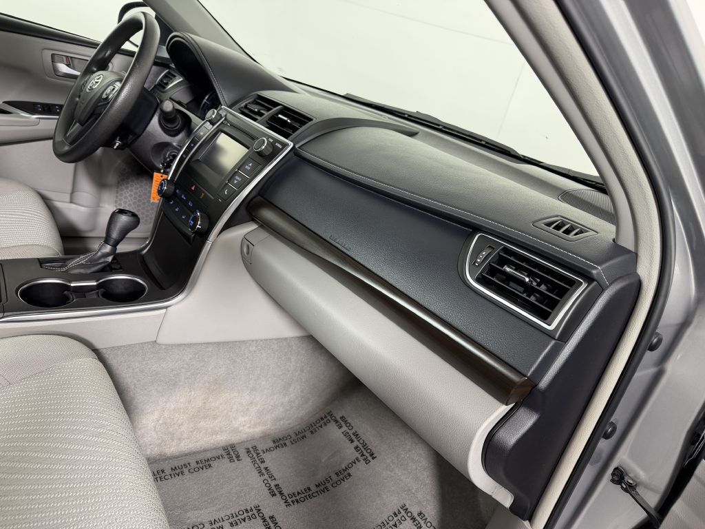 2017 Toyota Camry Image 23