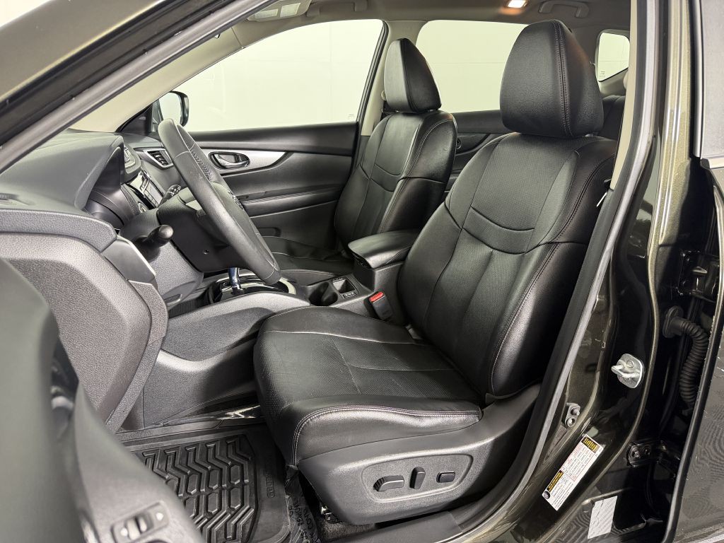 2016 Nissan Rogue Image 17