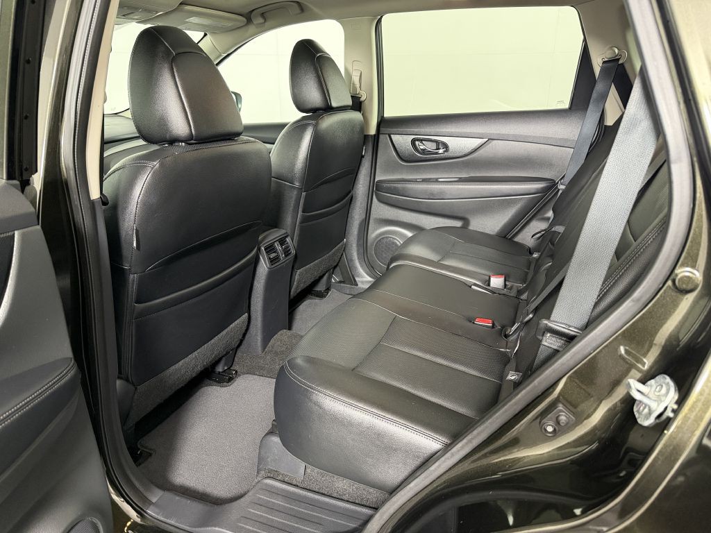 2016 Nissan Rogue Image 18