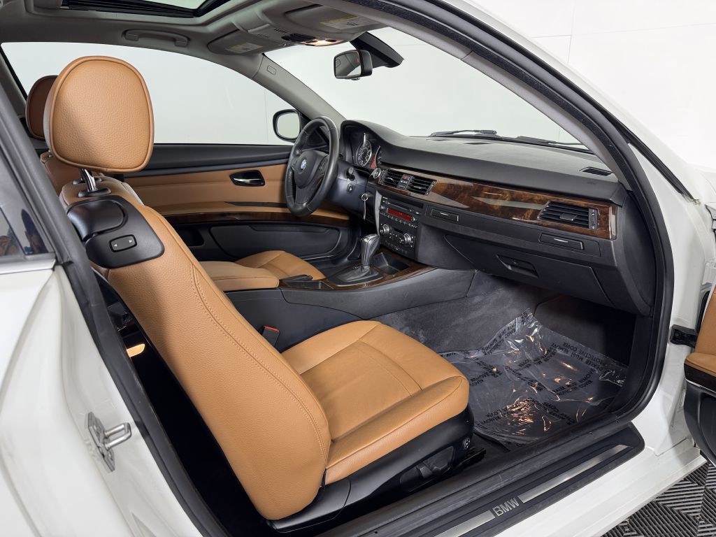 2012 BMW 3 Series Image 17