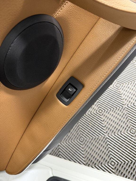 2012 BMW 3 Series Image 32