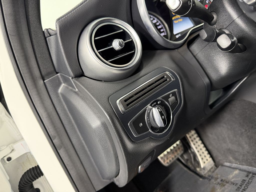 2015 Mercedes-Benz C-Class Image 40