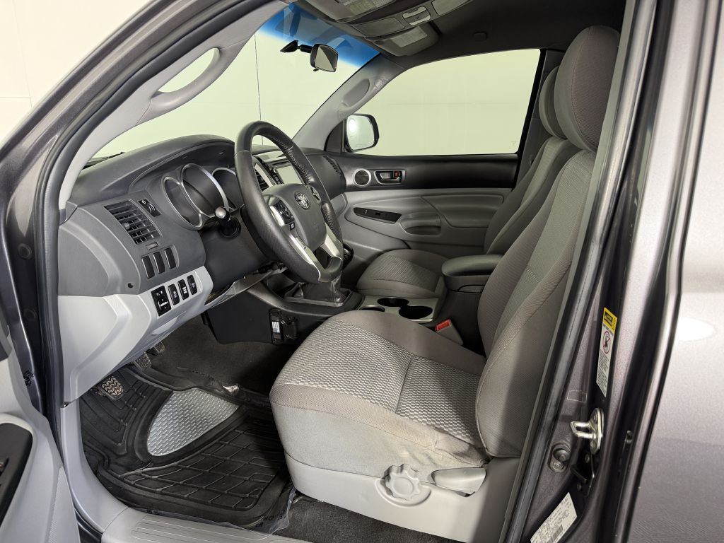 2015 Toyota Tacoma Image 16
