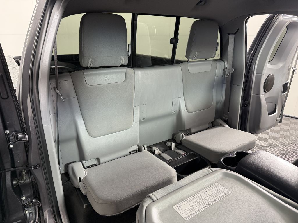 2015 Toyota Tacoma Image 18