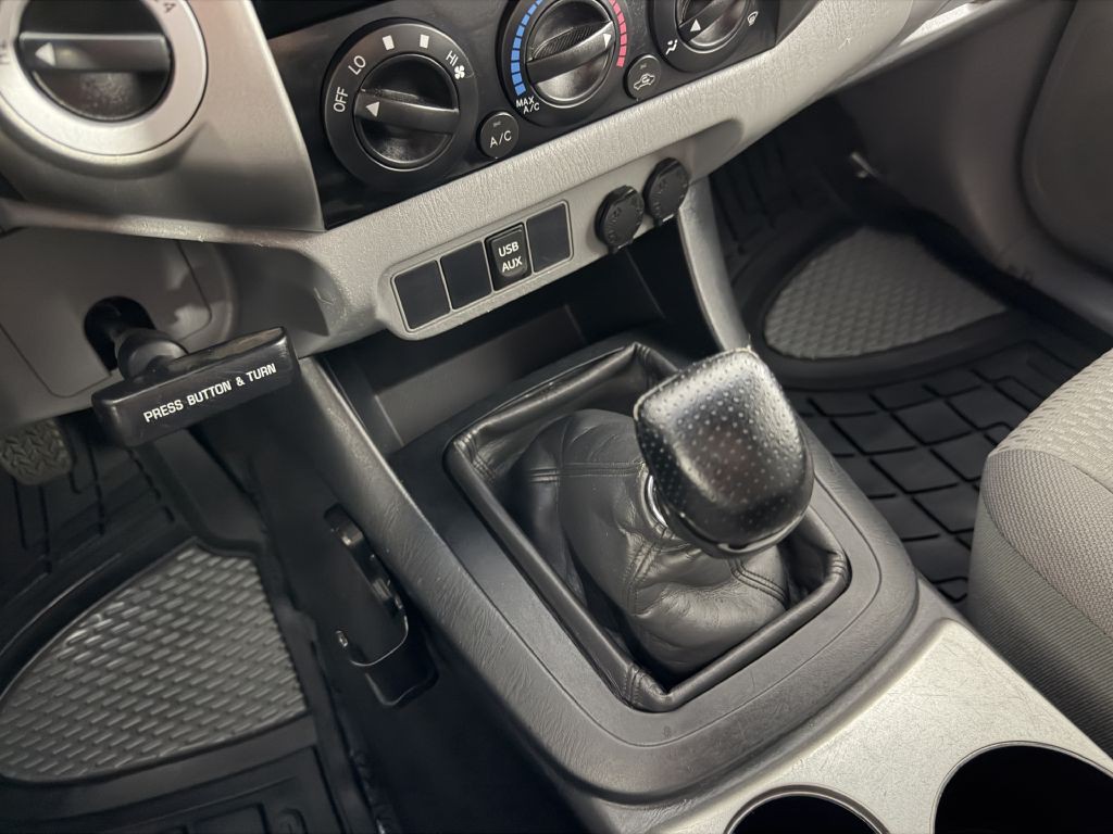 2015 Toyota Tacoma Image 29