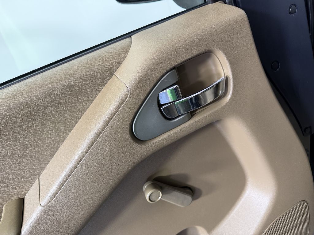 2005 Nissan Frontier Image 32