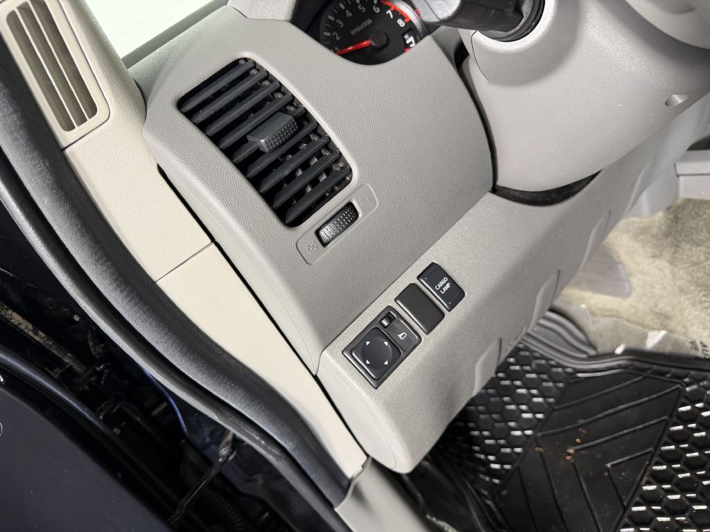 2010 Nissan Frontier Image 32