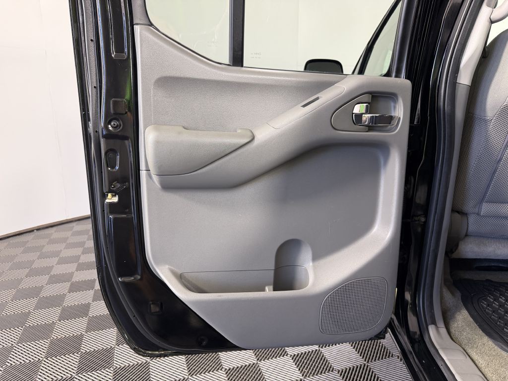 2010 Nissan Frontier Image 33