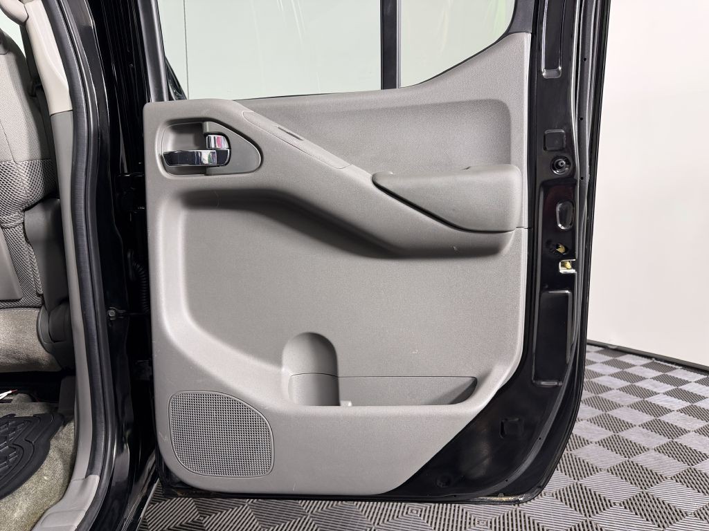 2010 Nissan Frontier Image 35