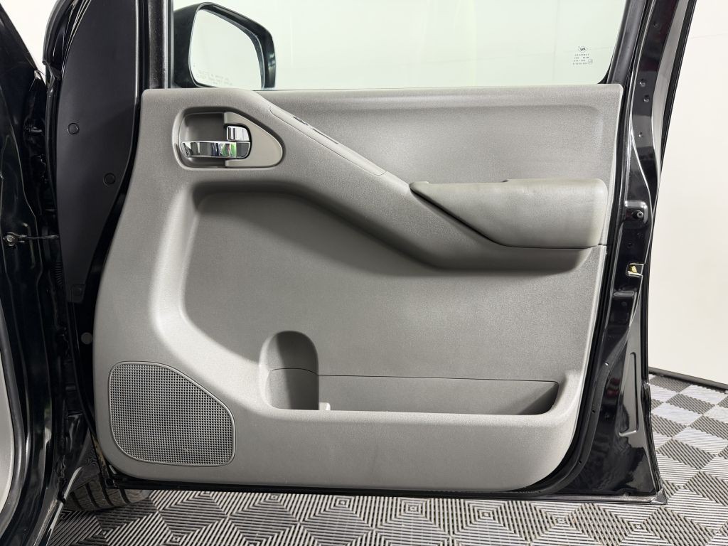 2010 Nissan Frontier Image 37