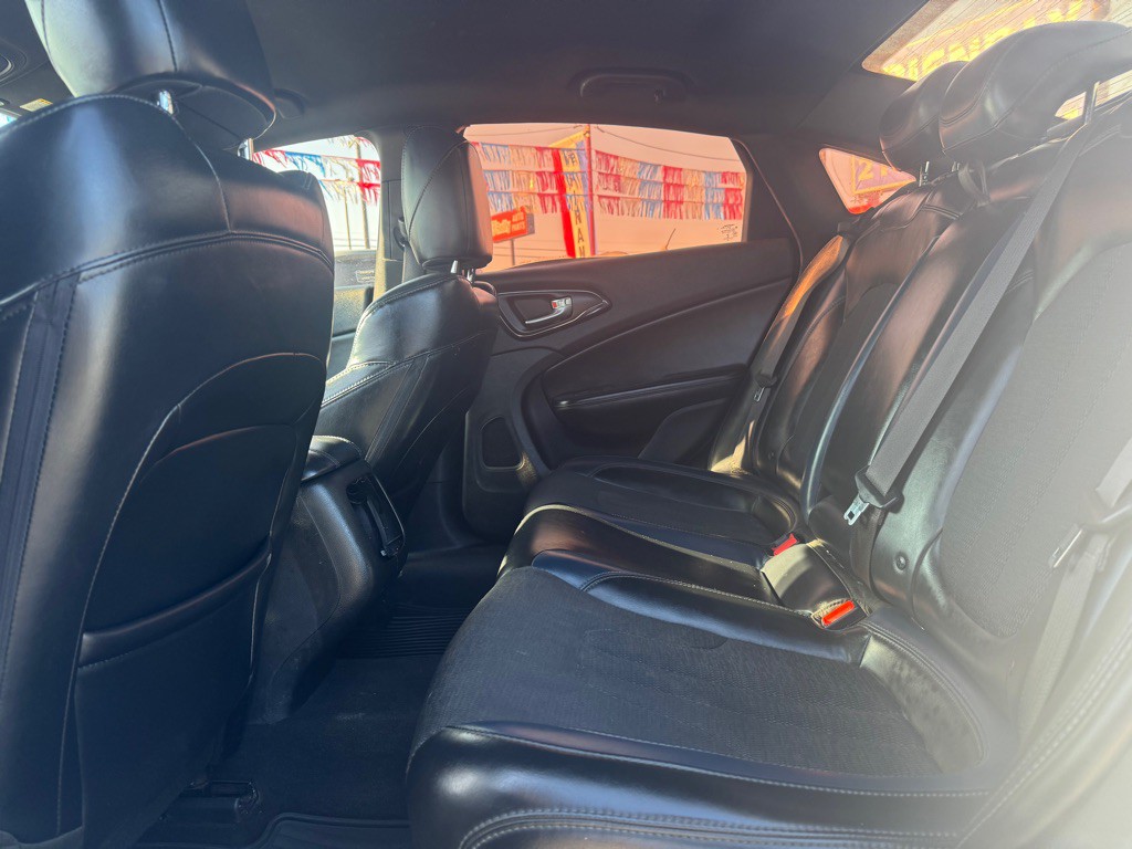 2015 Chrysler 200 Image 6