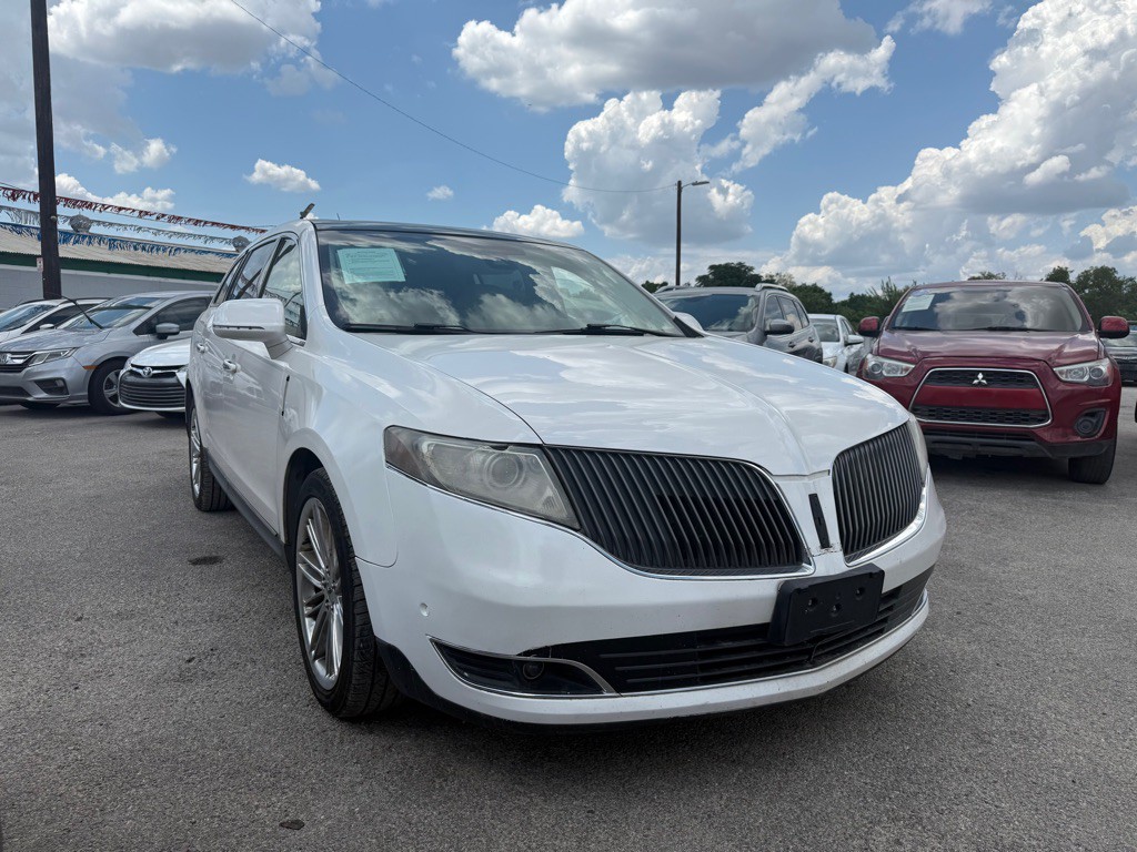 2014 Lincoln MKT Image 2