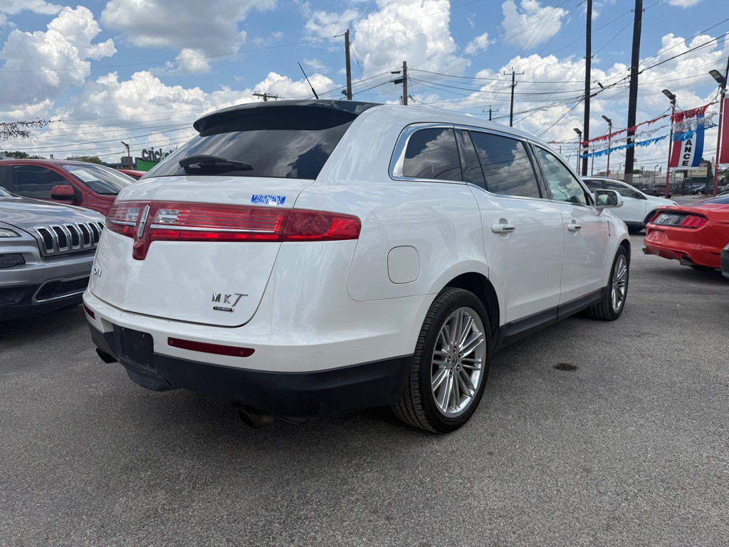 2014 Lincoln MKT Image 3