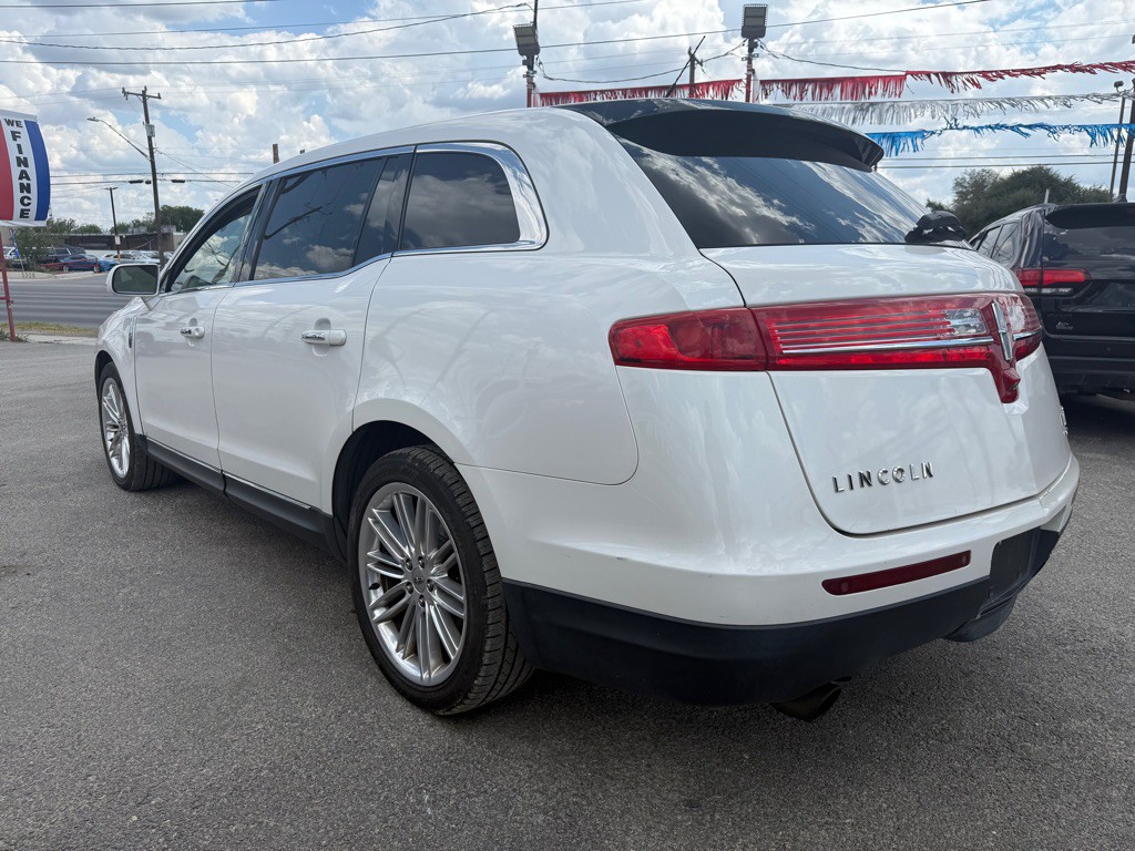2014 Lincoln MKT Image 4