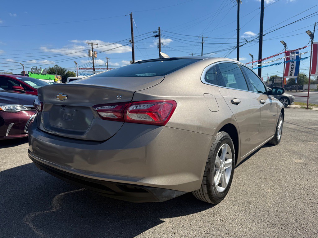 2022 Chevrolet Malibu Image 3