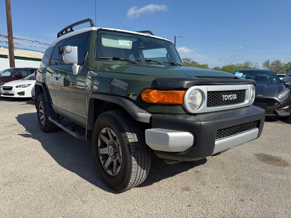 2014 Toyota FJ Cruiser Image 2