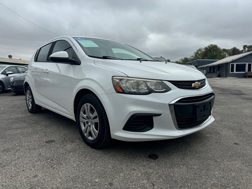 2017 Chevrolet Sonic Image 2