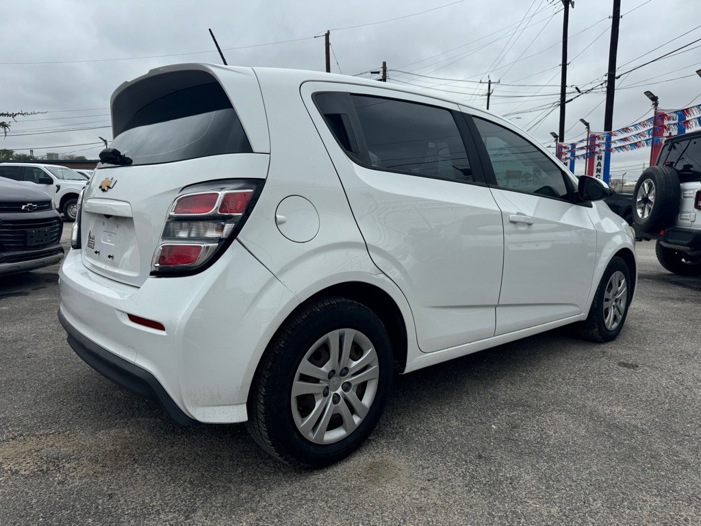 2017 Chevrolet Sonic Image 3