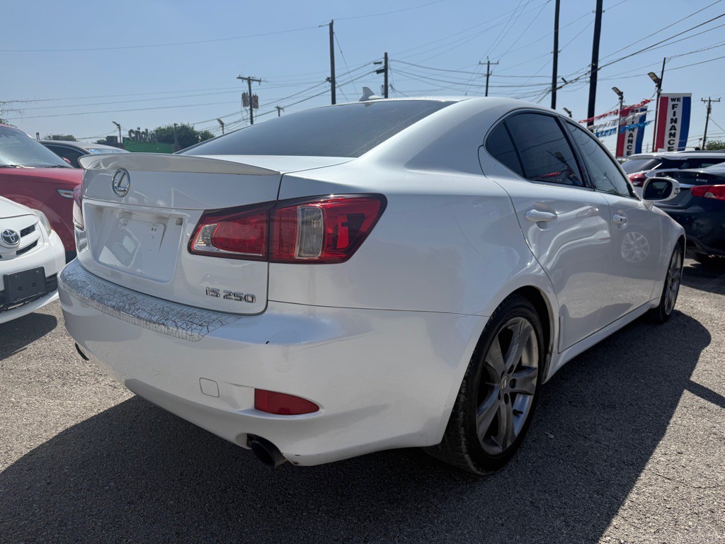 2011 Lexus IS Image 3