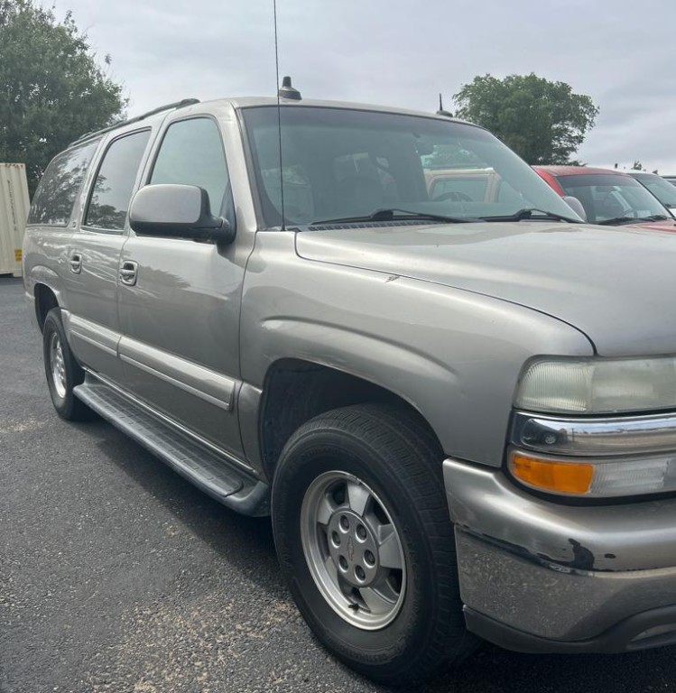 2003 Chevrolet Suburban Image 2