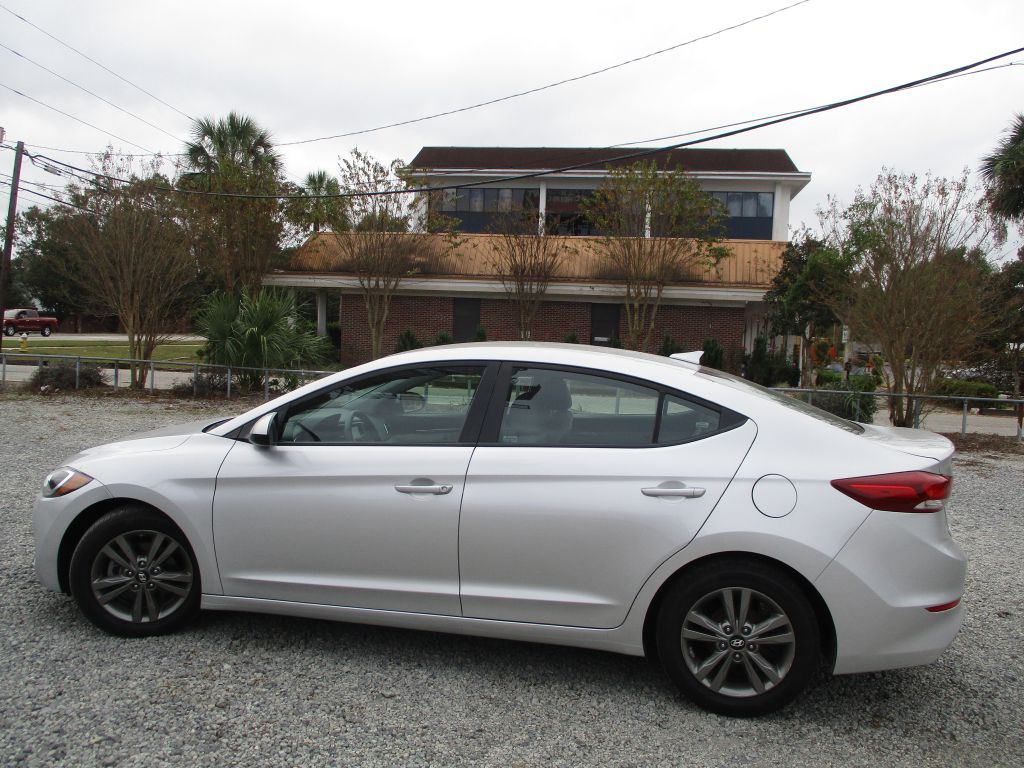 2017 Hyundai Elantra Image 1