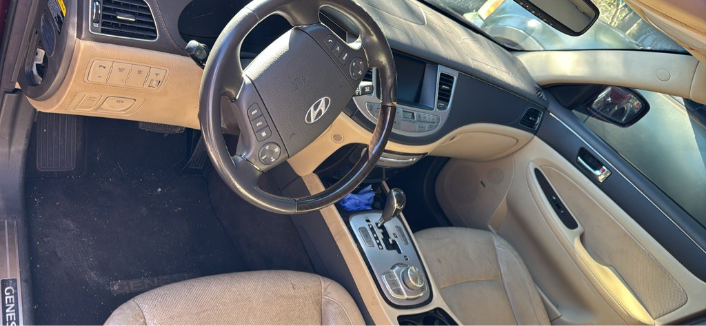 2010 Hyundai Genesis Image 2