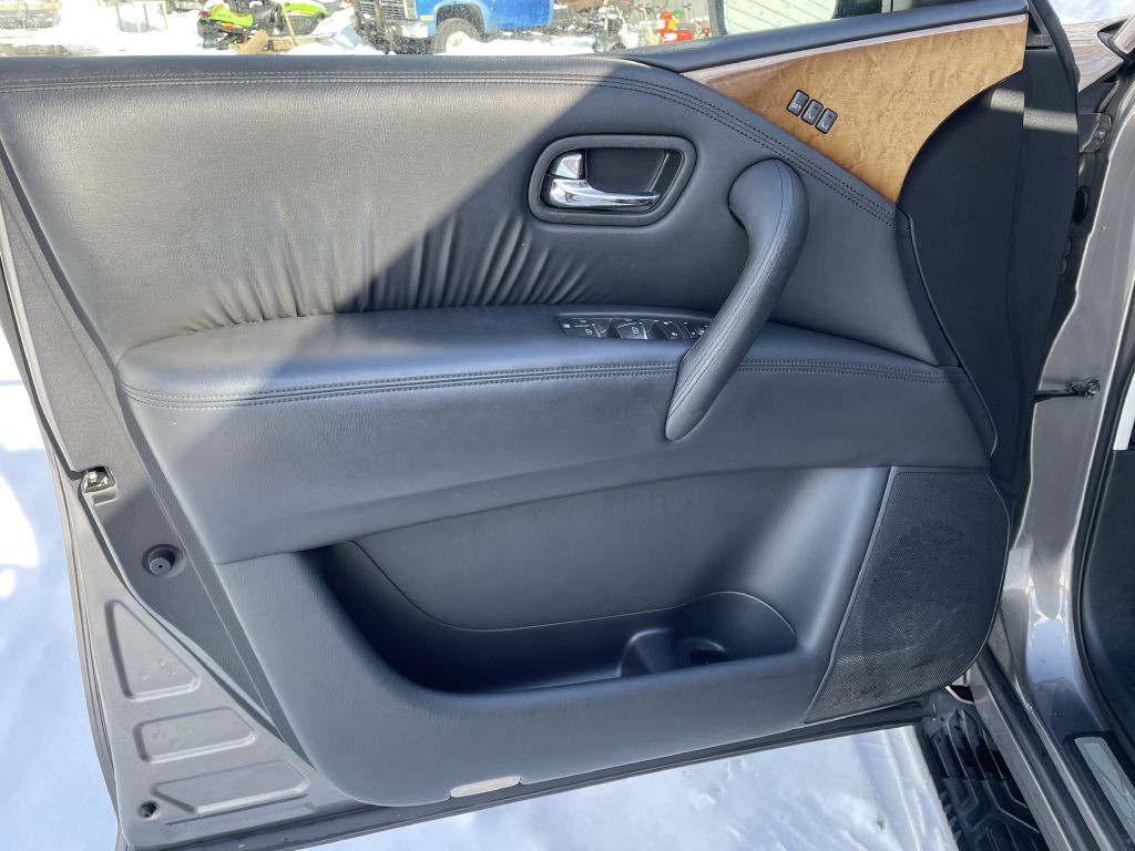 2014 INFINITI QX80 Image 32