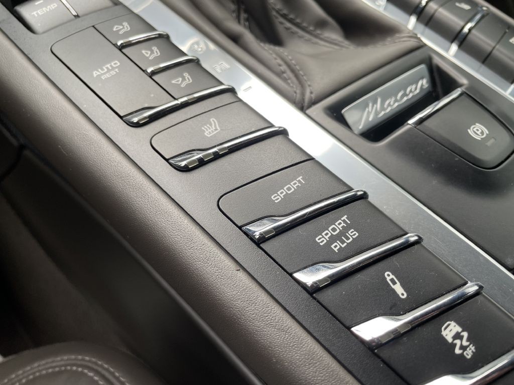 2015 Porsche Macan Image 17