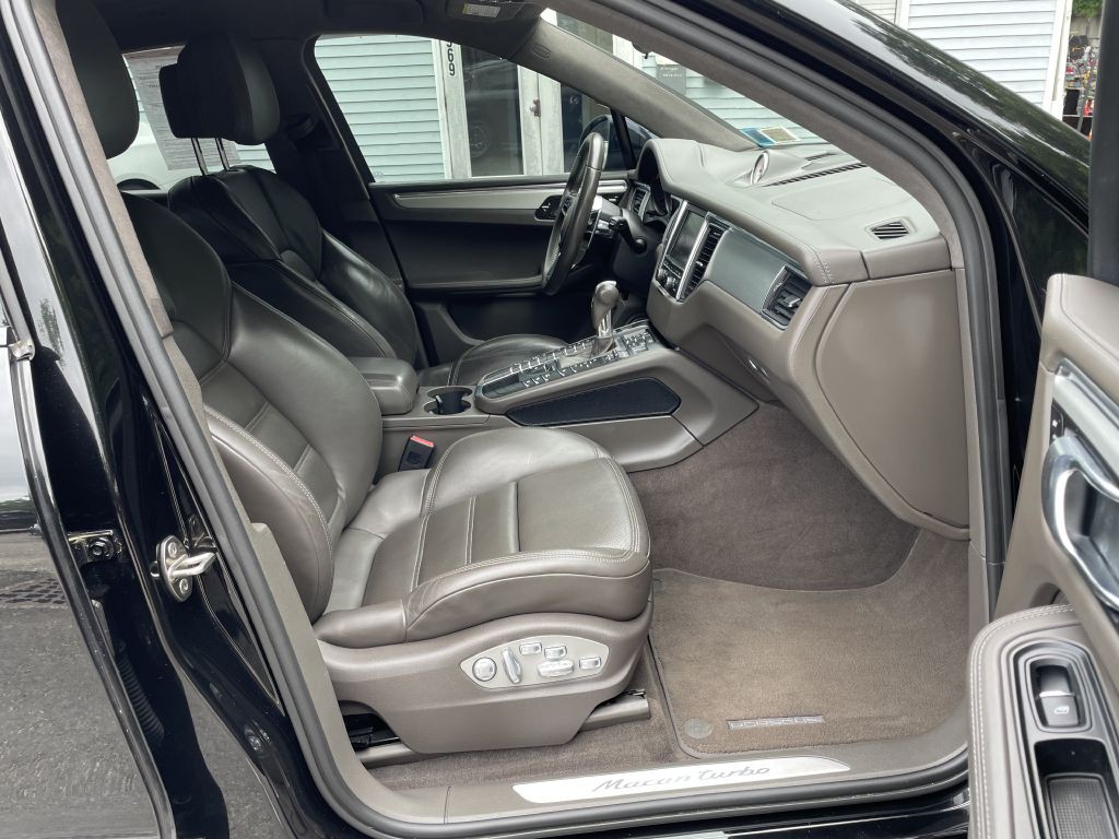 2015 Porsche Macan Image 22