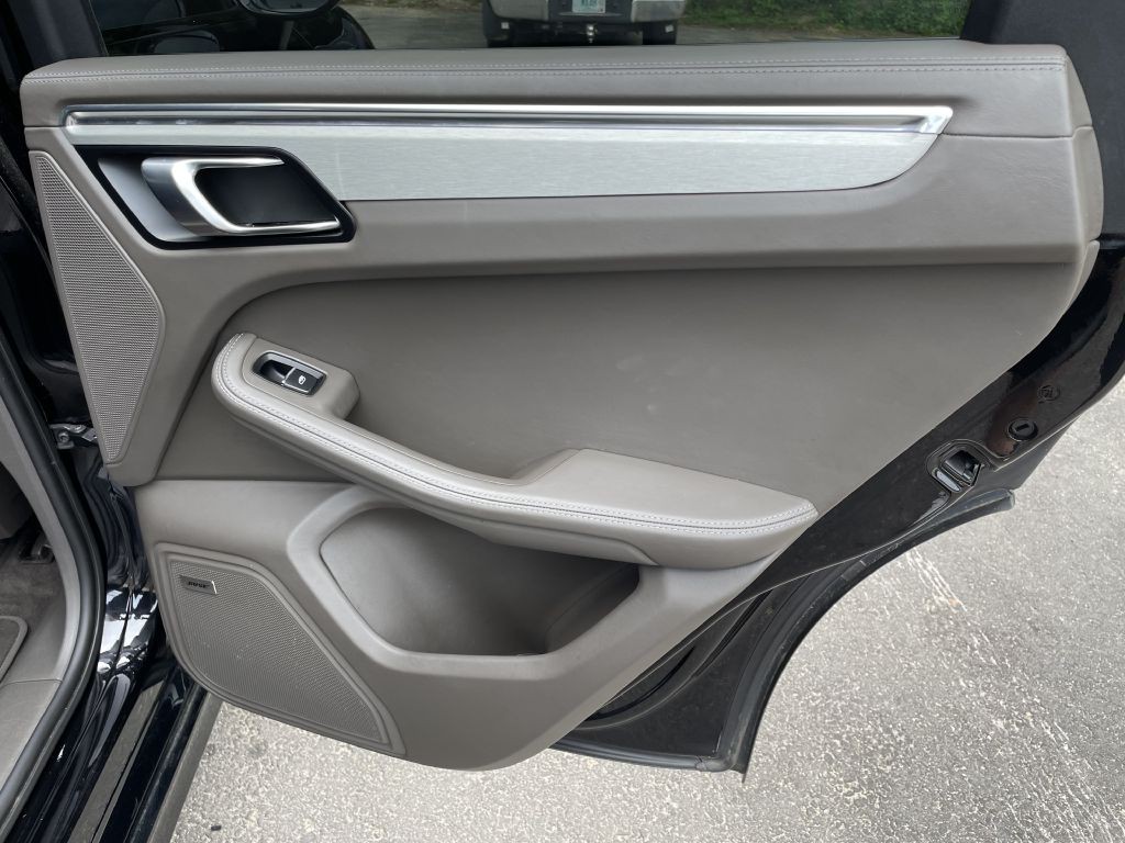 2015 Porsche Macan Image 30
