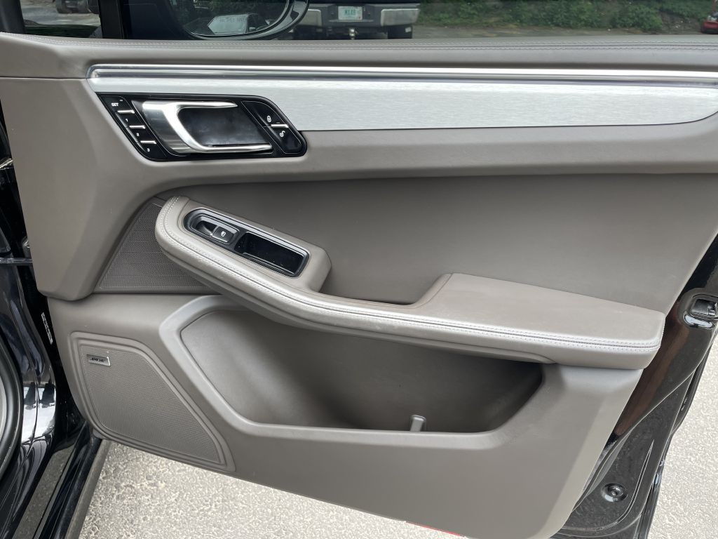 2015 Porsche Macan Image 31