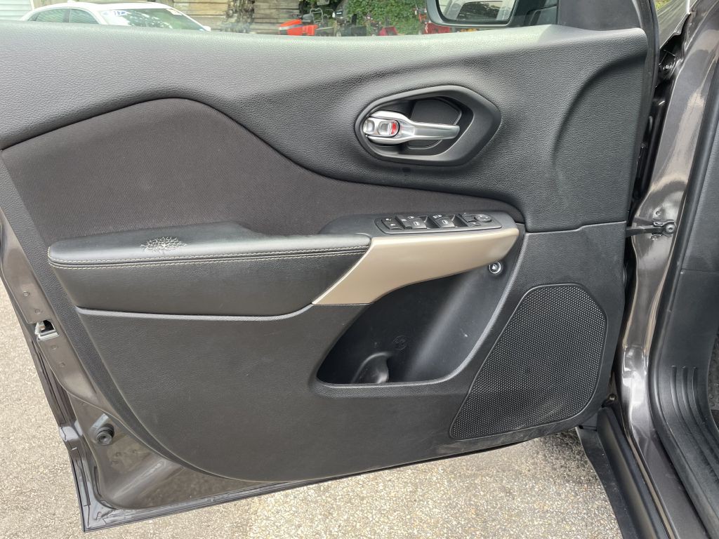 2017 Jeep Cherokee Image 24