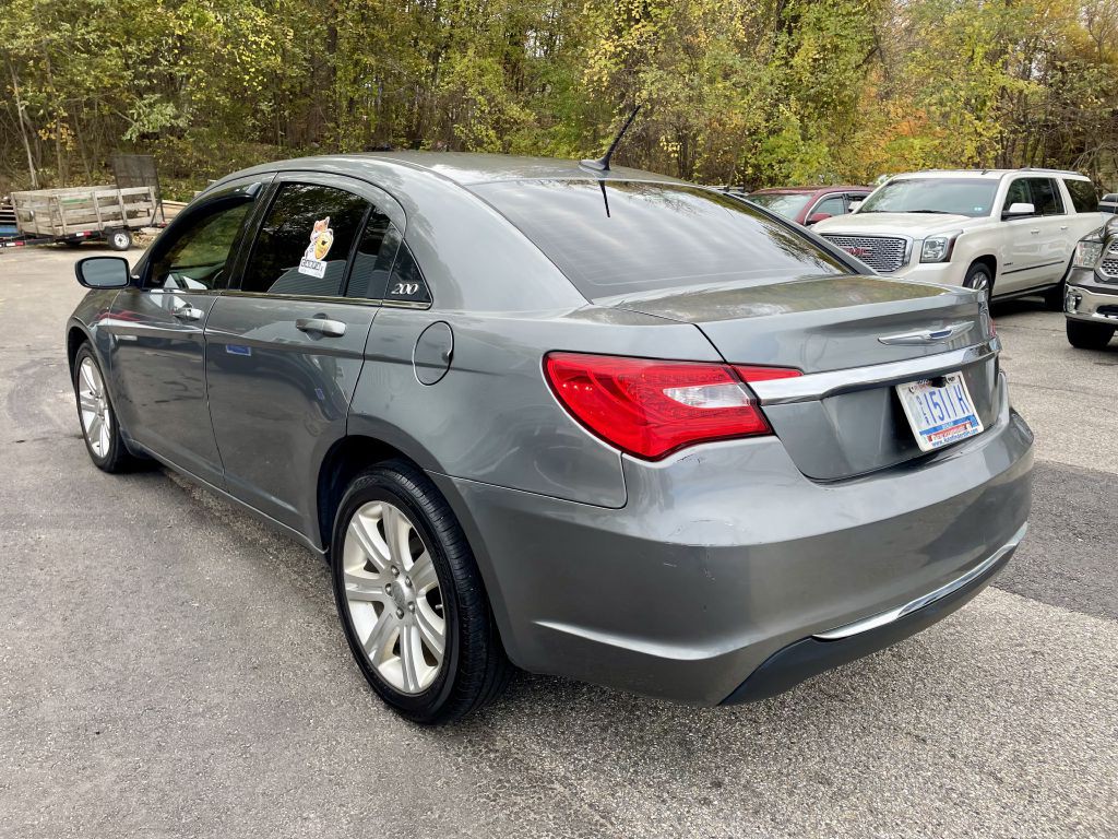 2011 Chrysler 200 Image 5