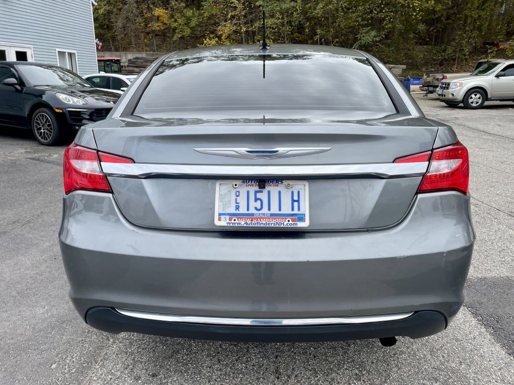 2011 Chrysler 200 Image 6
