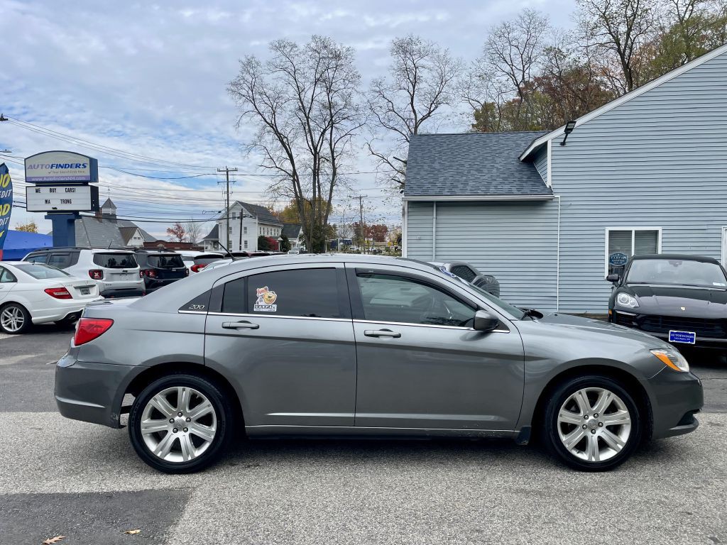 2011 Chrysler 200 Image 8