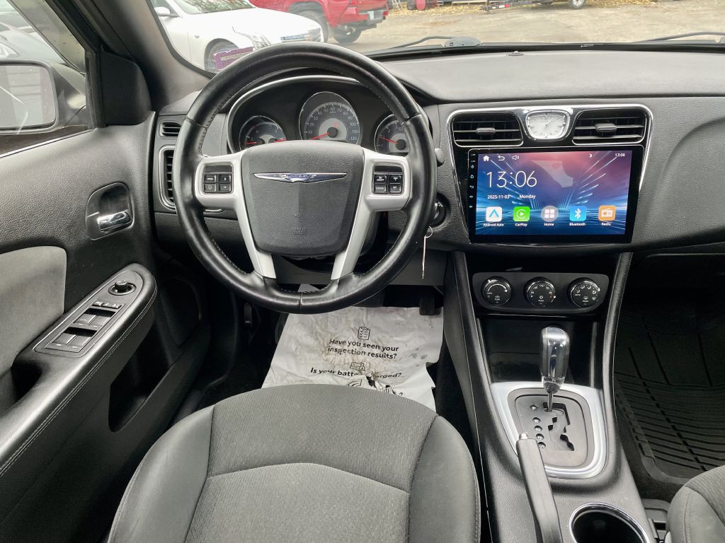 2011 Chrysler 200 Image 10