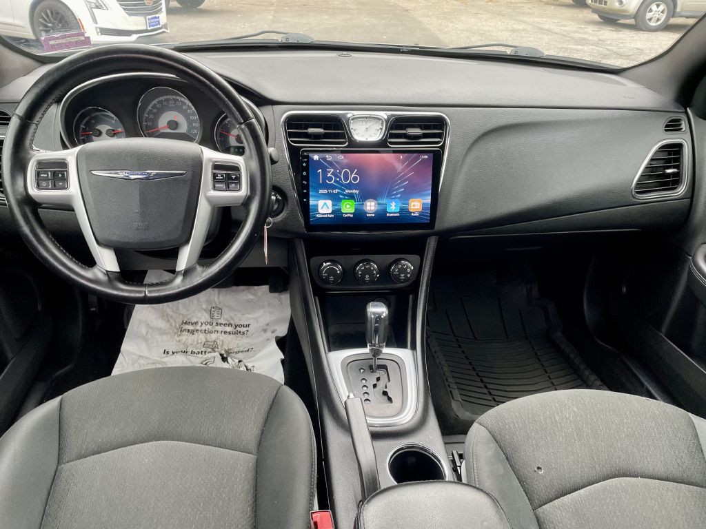 2011 Chrysler 200 Image 11