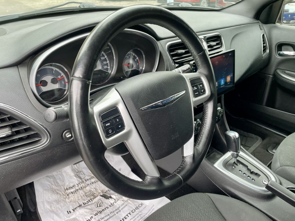 2011 Chrysler 200 Image 12
