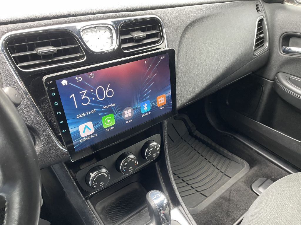 2011 Chrysler 200 Image 14