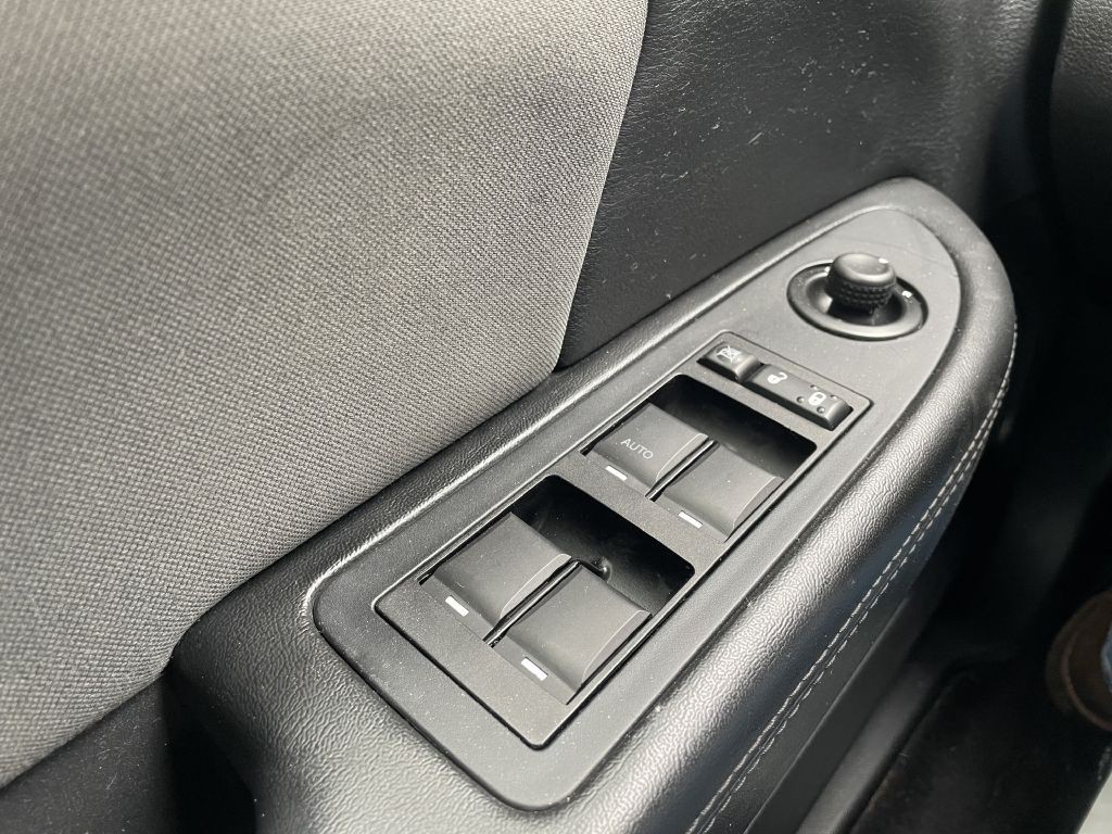 2011 Chrysler 200 Image 16