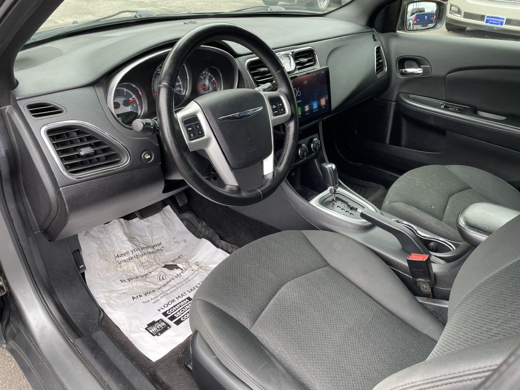 2011 Chrysler 200 Image 18