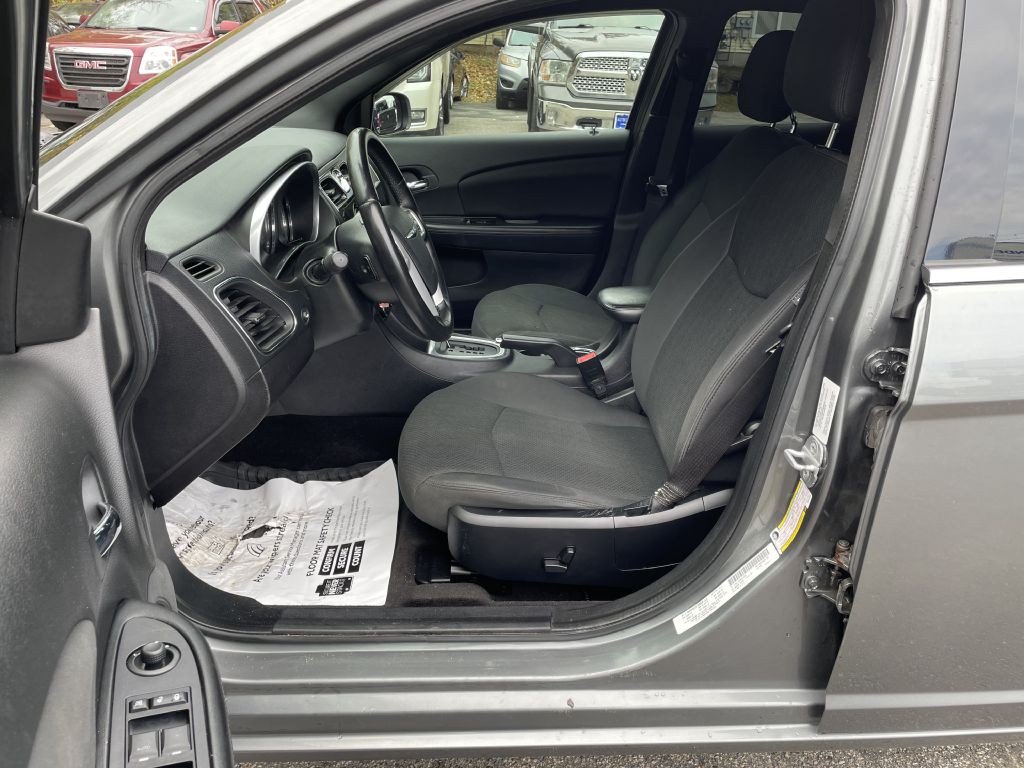 2011 Chrysler 200 Image 19